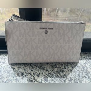 Michael Kors Large zip clutch wristlet